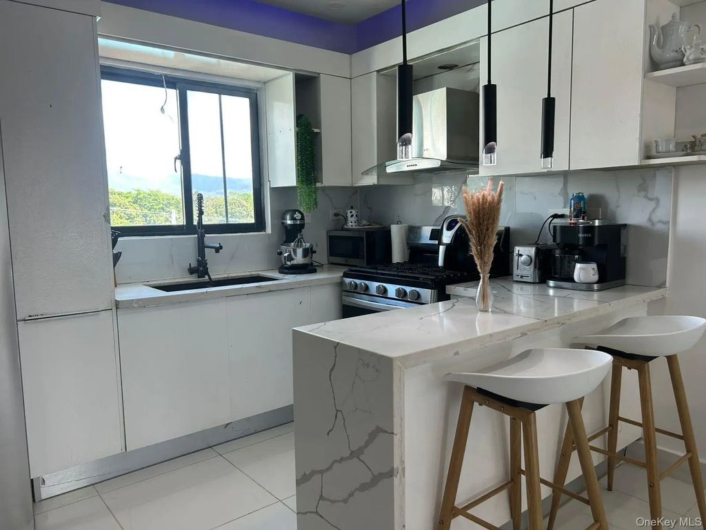 Av. Hermanos Gutierrez 2 # J4, Call Listing Agent