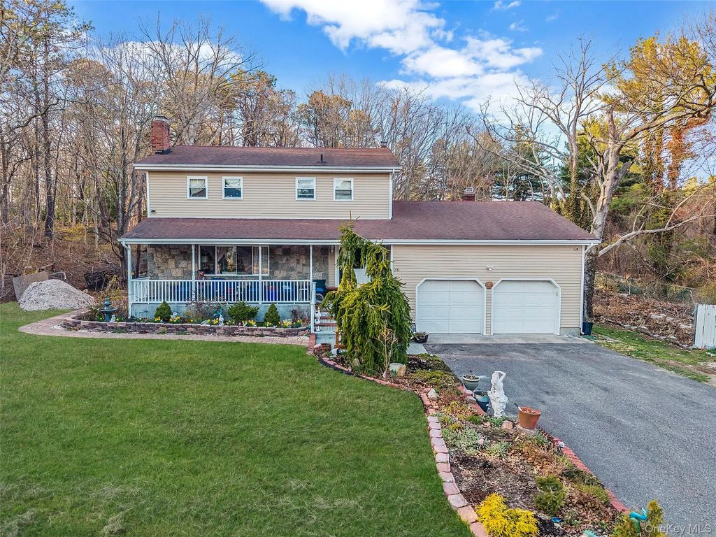 231 W Woodside Avenue, Patchogue