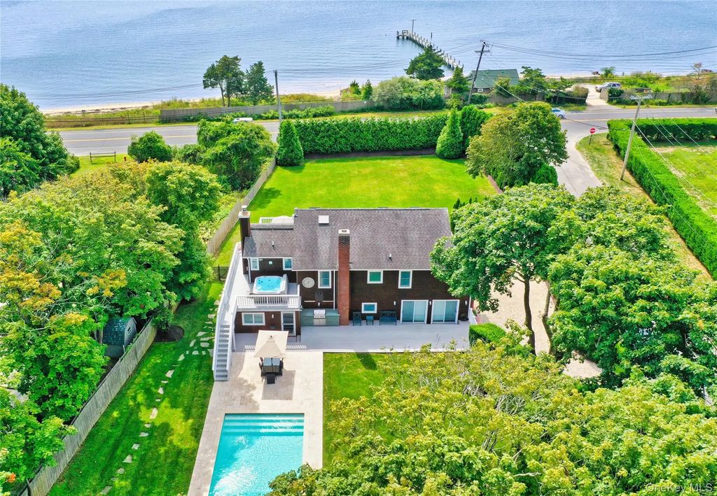 2 S Valley Road, Hampton Bays