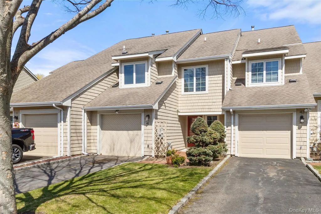 41 Doral Lane # 41, Bay Shore