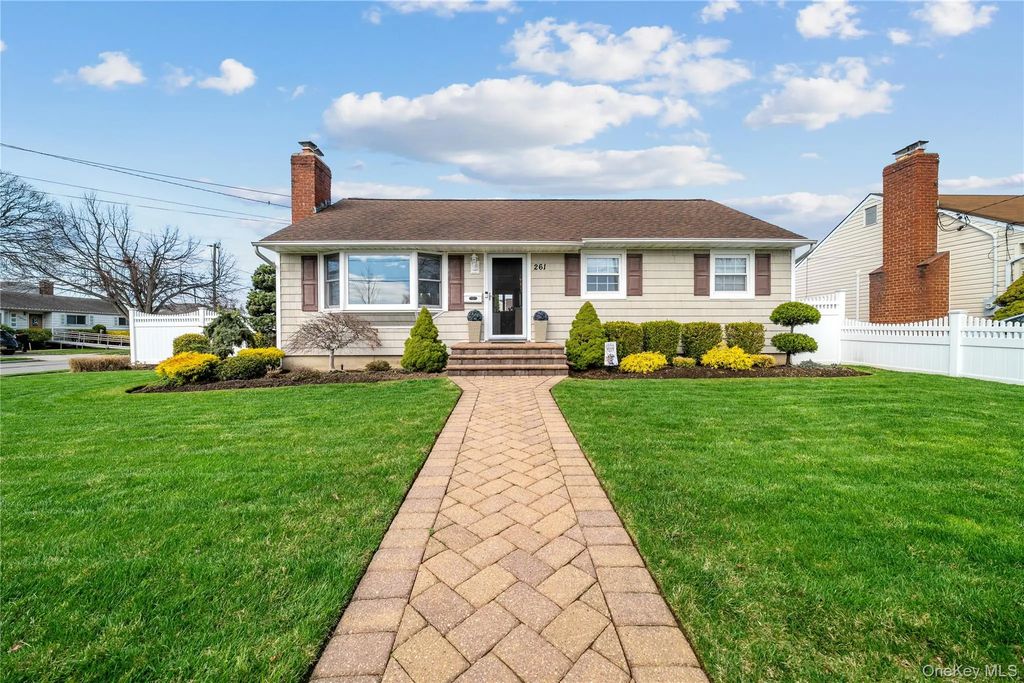 261 N 6th Street, Bethpage