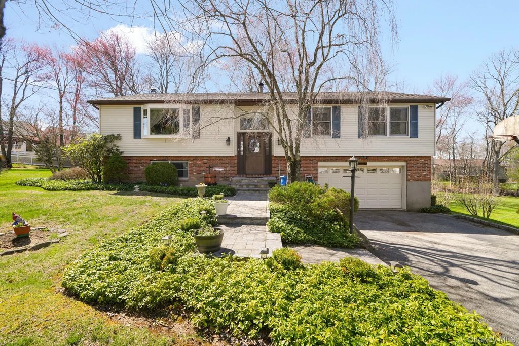 68 Meadow Sweet Road, Cortlandt Manor