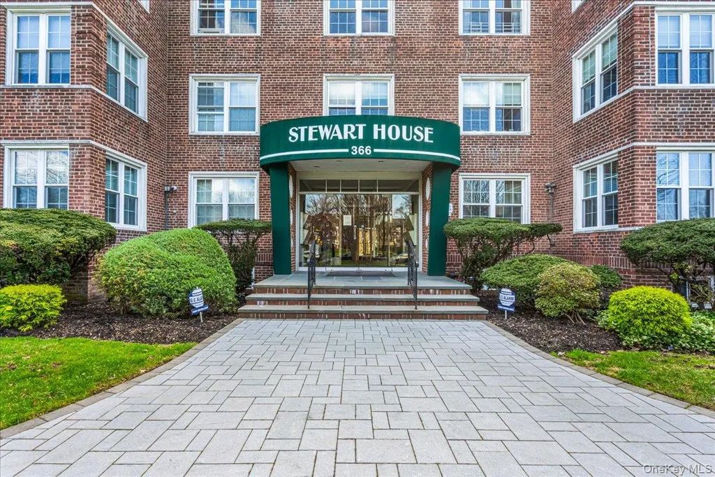366 Stewart Avenue C4, Garden City