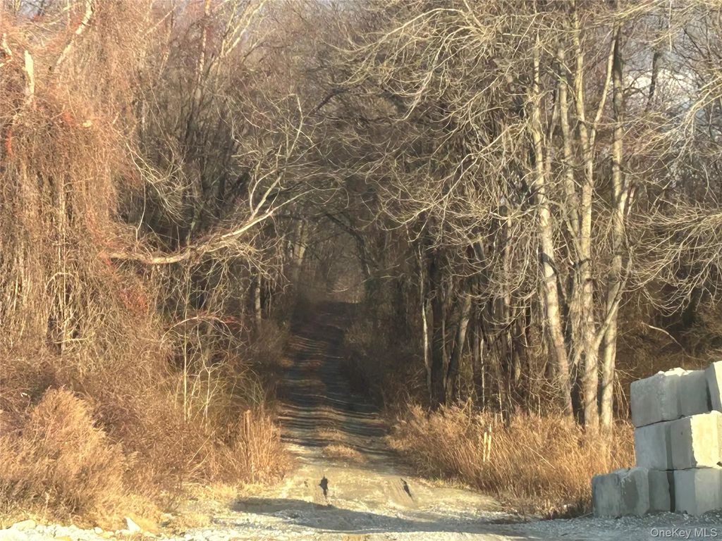 100 Ten Acre Lane (barret), Brewster