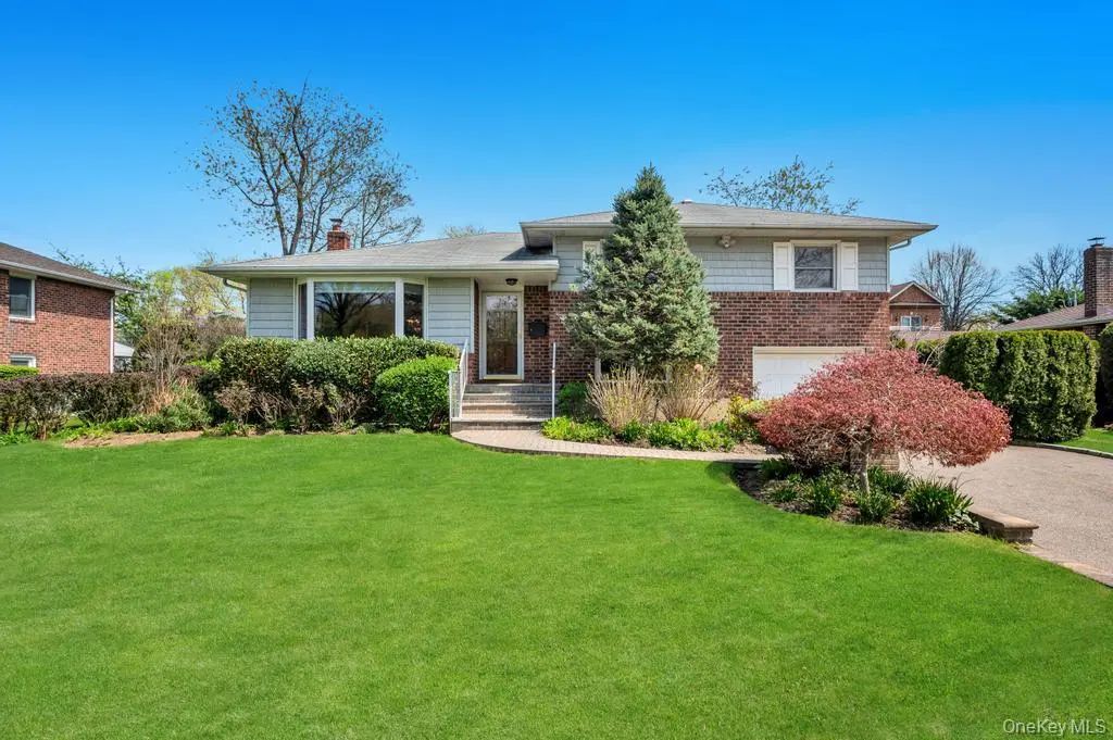 98 Larch Drive, Manhasset Hills