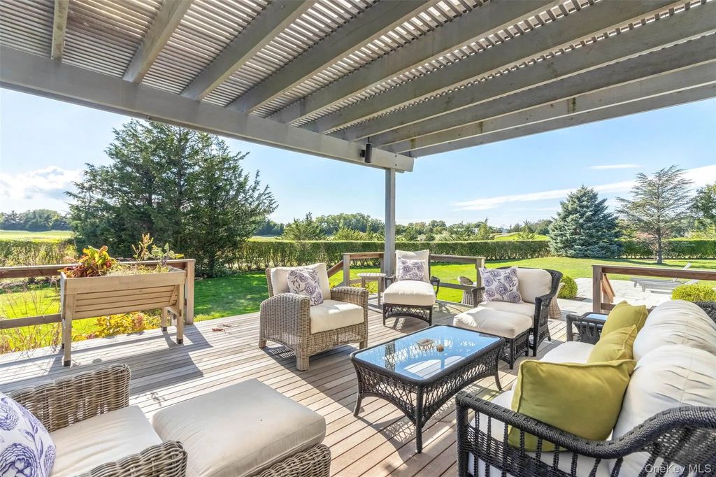 350 Laurel Way, Laurel