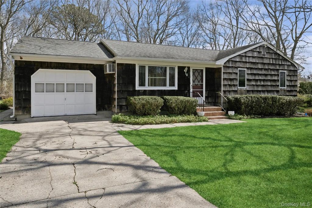 4 Columbine Avenue S, Hampton Bays