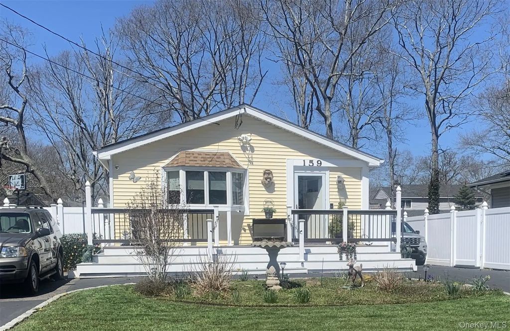 159 Parkwood Drive, Shirley