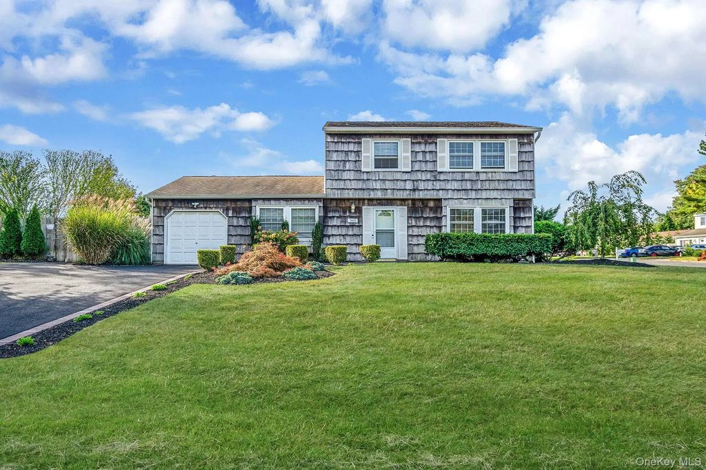 360 Woodside Avenue, Bellport