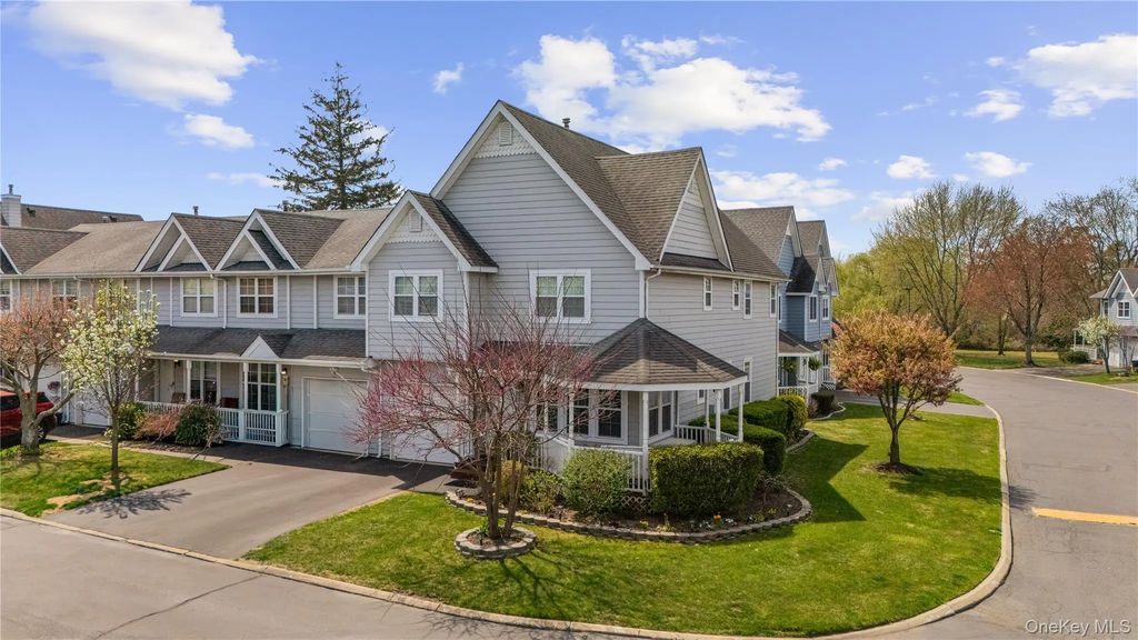 1 Clubhouse Circle, Central Islip