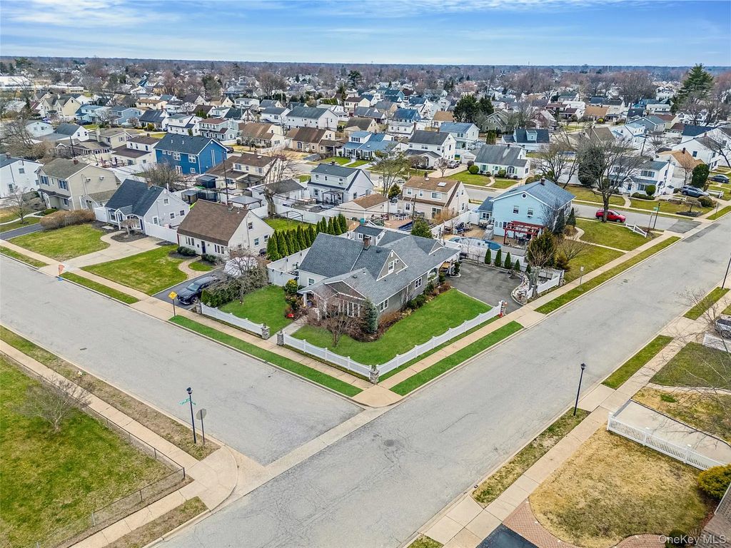 2 Drake Lane, Levittown