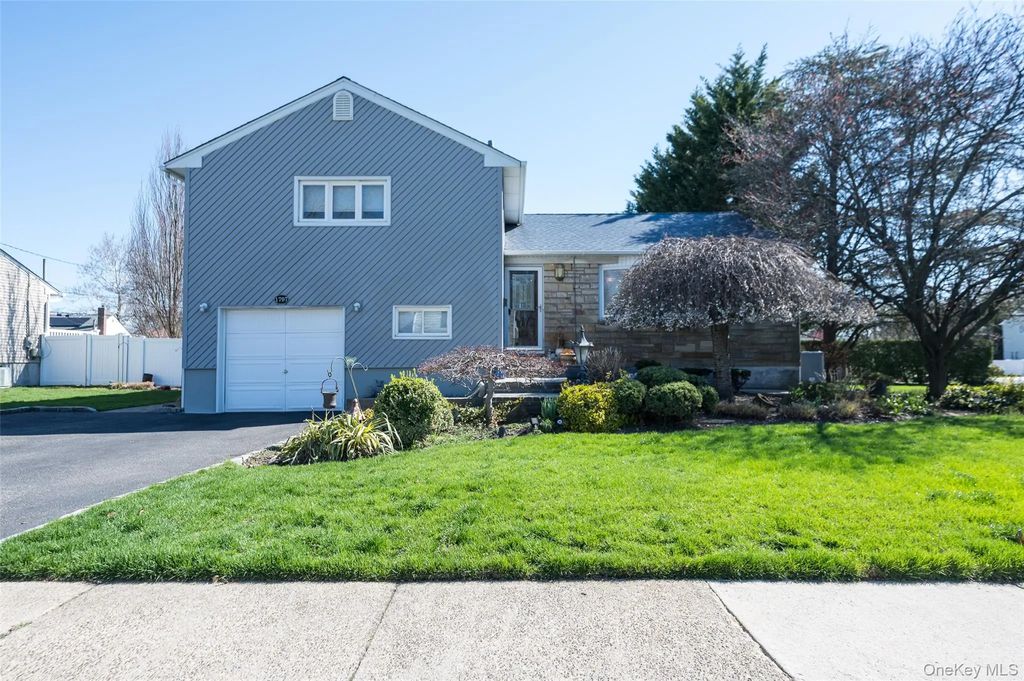 1797 Andrea Road, East Meadow
