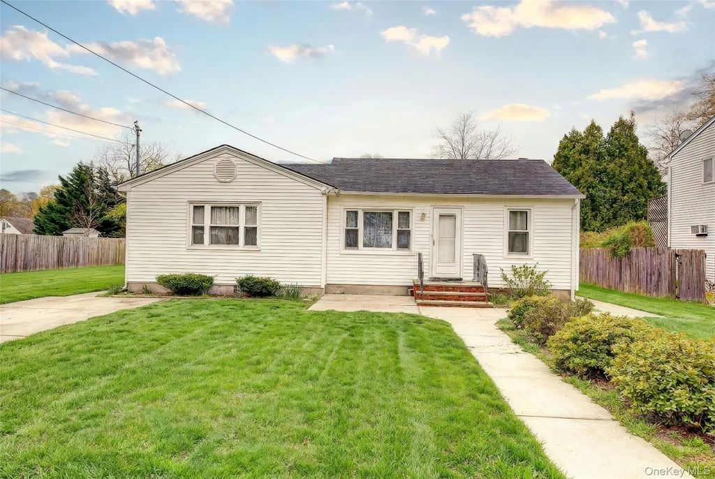 18 Blossom Avenue, Holtsville