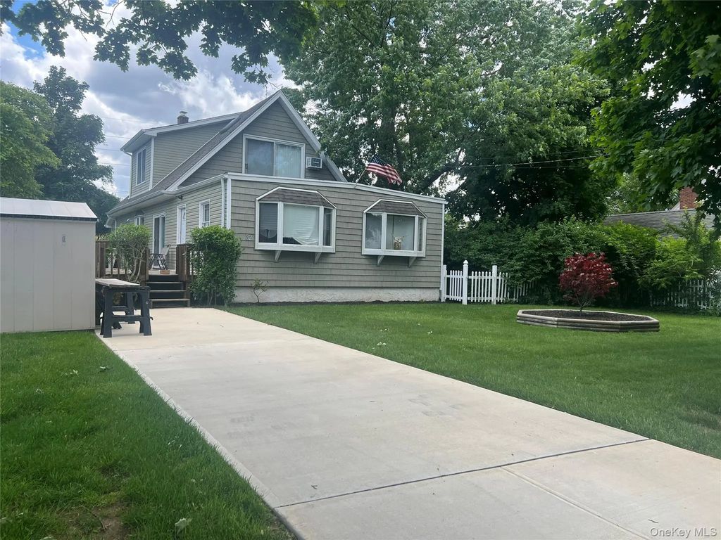 32 Coolidge Street, Bellmore