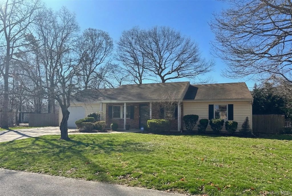 38 Happy Acres Drive, Shirley