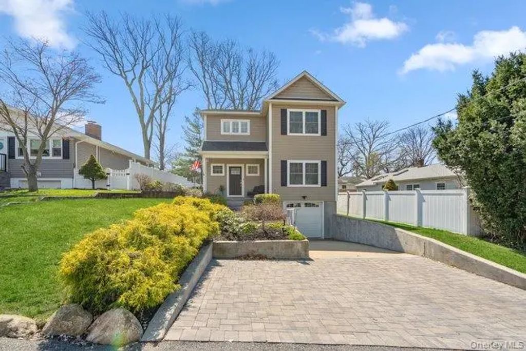 4 Knollwood Avenue, Bayville