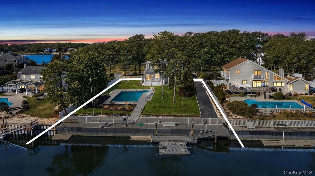8 Canal Way, Hampton Bays