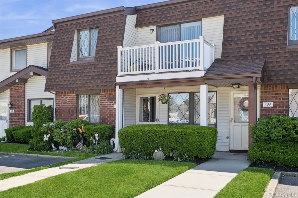 100 S Cambridge Drive S # 100, Copiague
