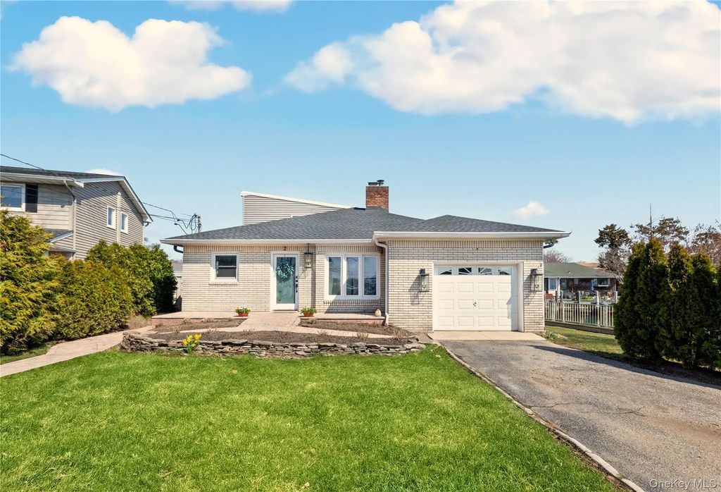 2 E Lido Prom, Lindenhurst