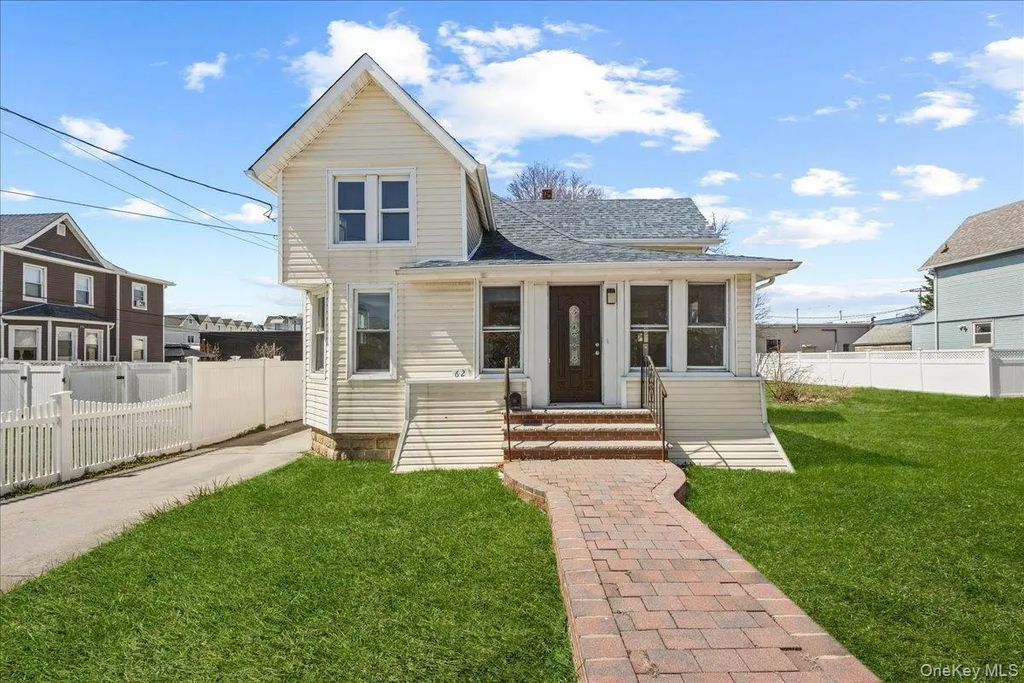 62 Westend Avenue, Freeport