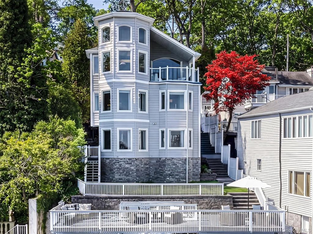 565 Mckinley Terrace, Centerport