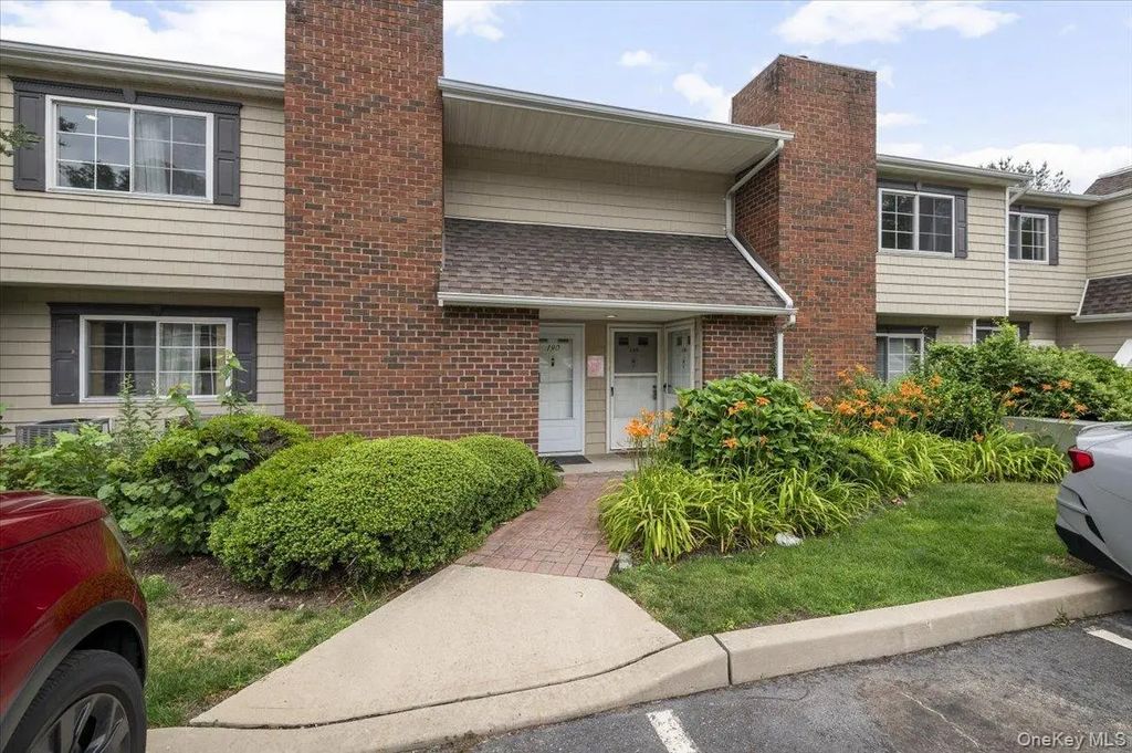 190 Lake Pointe Circle # 190, Middle Island