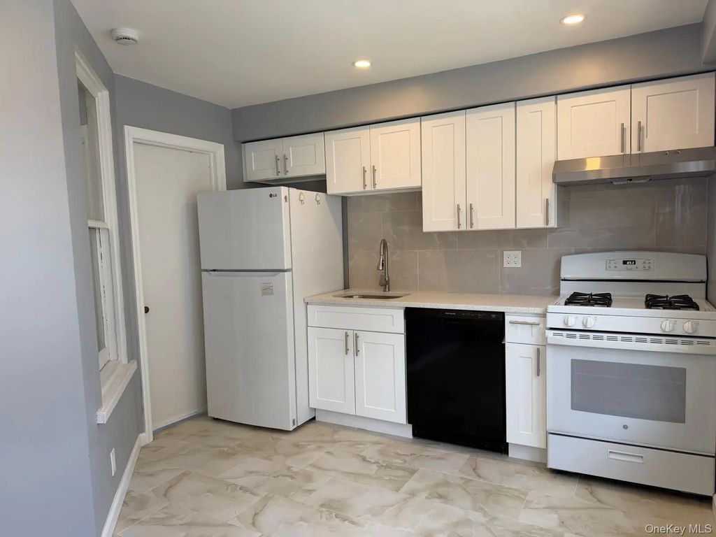 24 Doxsey Place 2, Lynbrook
