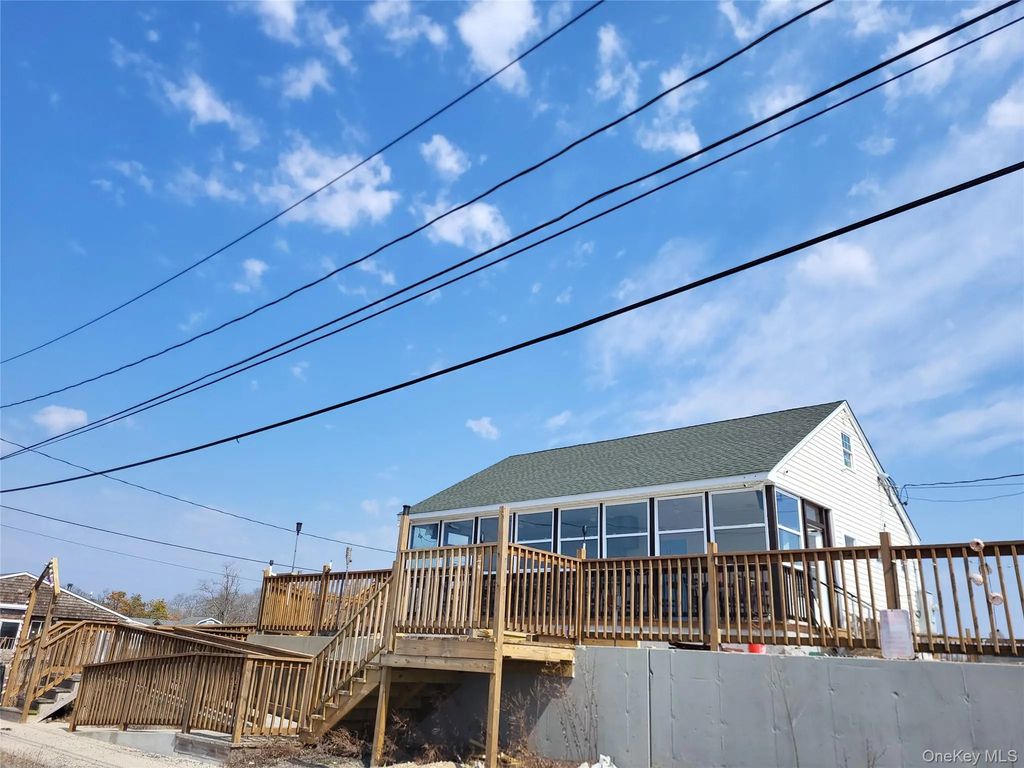93 Riviera Drive E, Mastic Beach