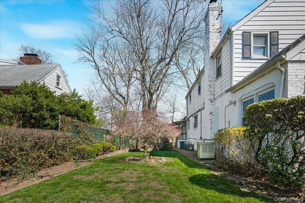Utopia Parkway, Jamaica Estates