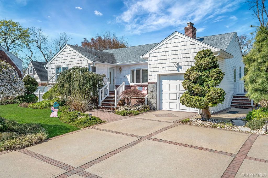 1672 Eyre Place, North Bellmore
