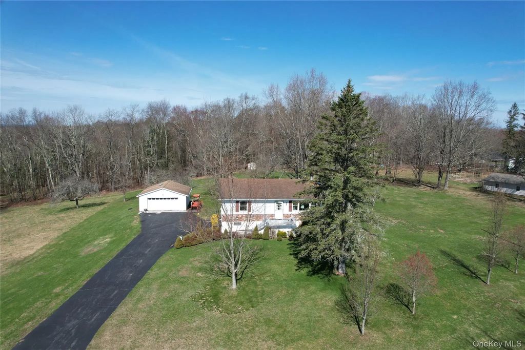 62 Pucky Huddle Road, Bethel