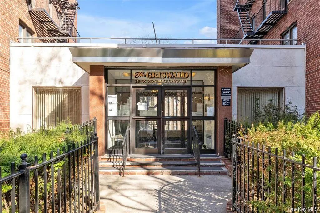 141-05 Pershing Crescent # 207, Briarwood