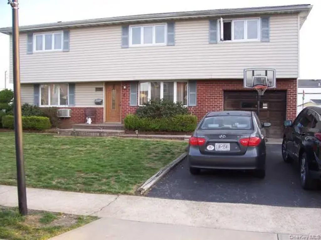 1053 Lorraine Drive, Franklin Square
