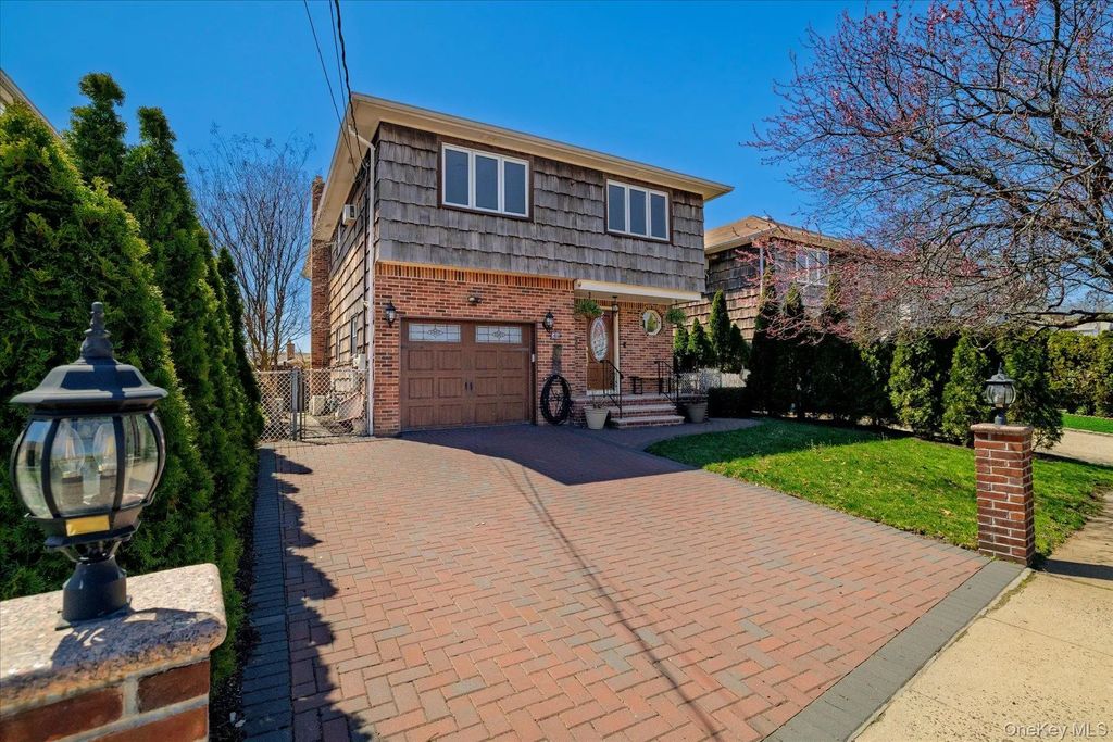 34 Vandewater Avenue, Floral Park