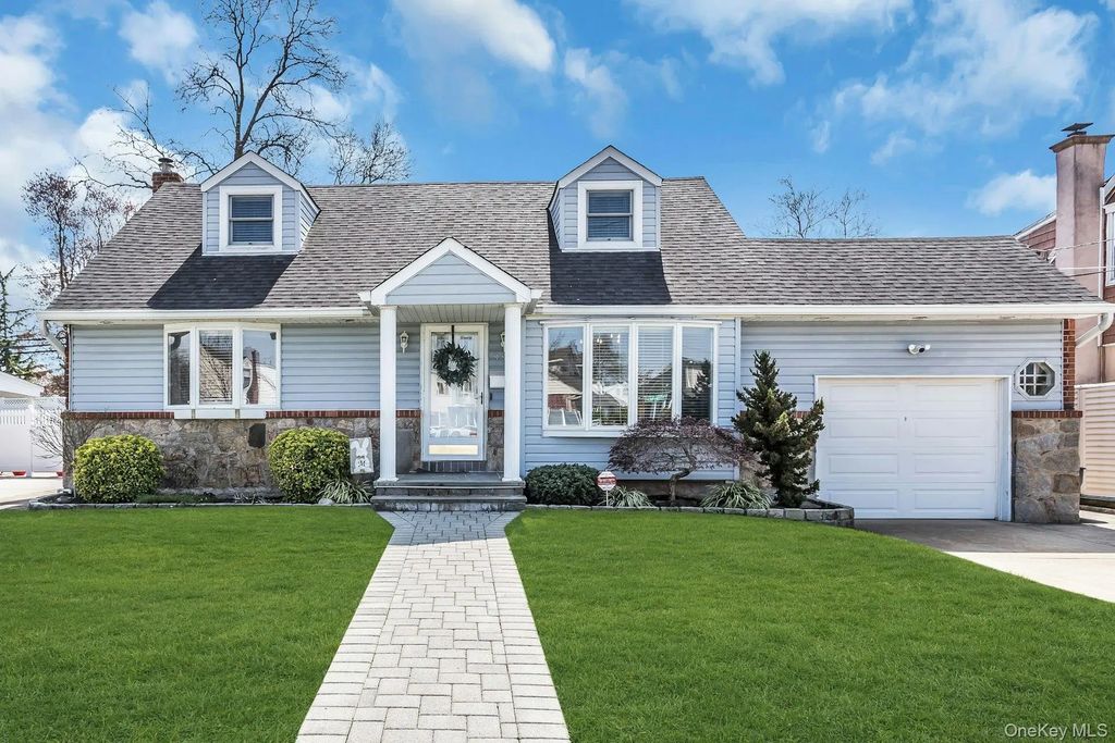991 Ferngate Drive, Franklin Square
