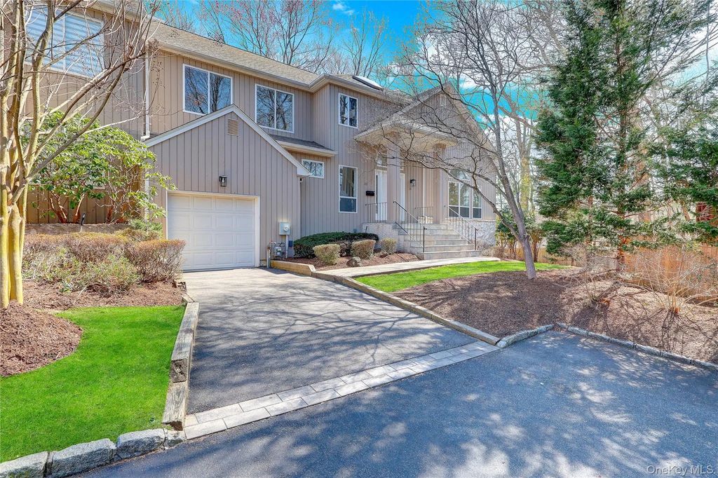 26 Stone Gate Court, Smithtown