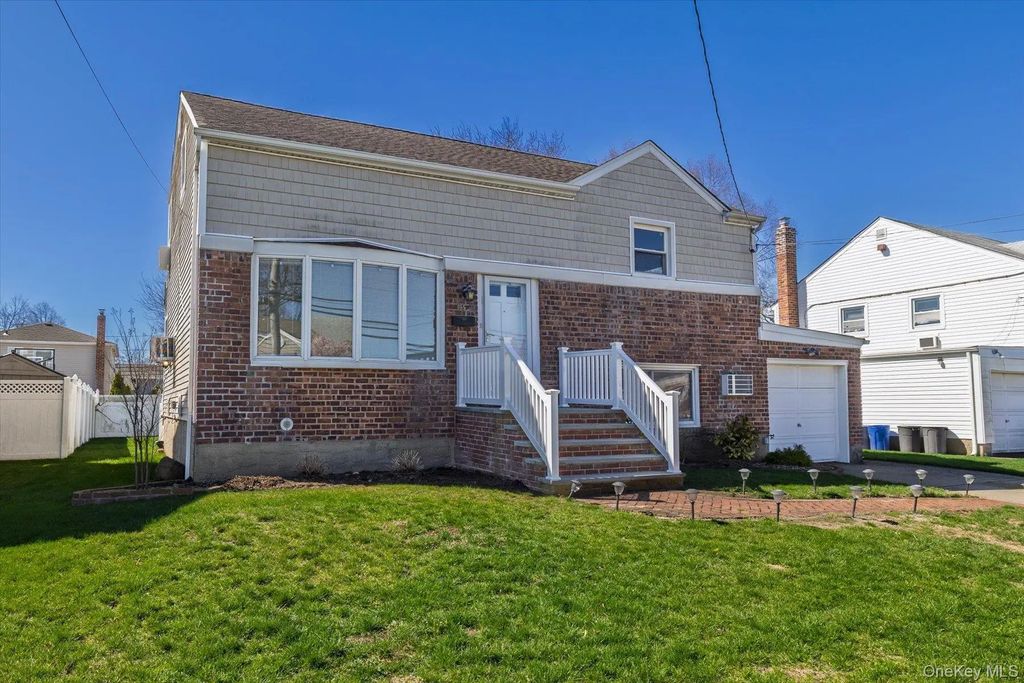 95 Thompson Avenue, Oceanside