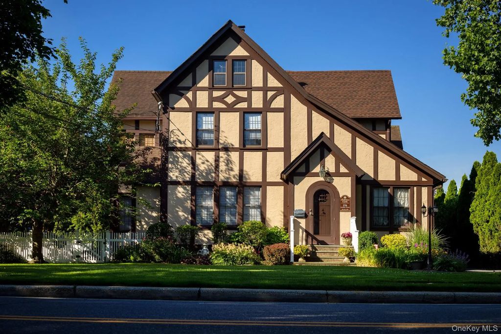576 Scranton Avenue 576-4, Lynbrook
