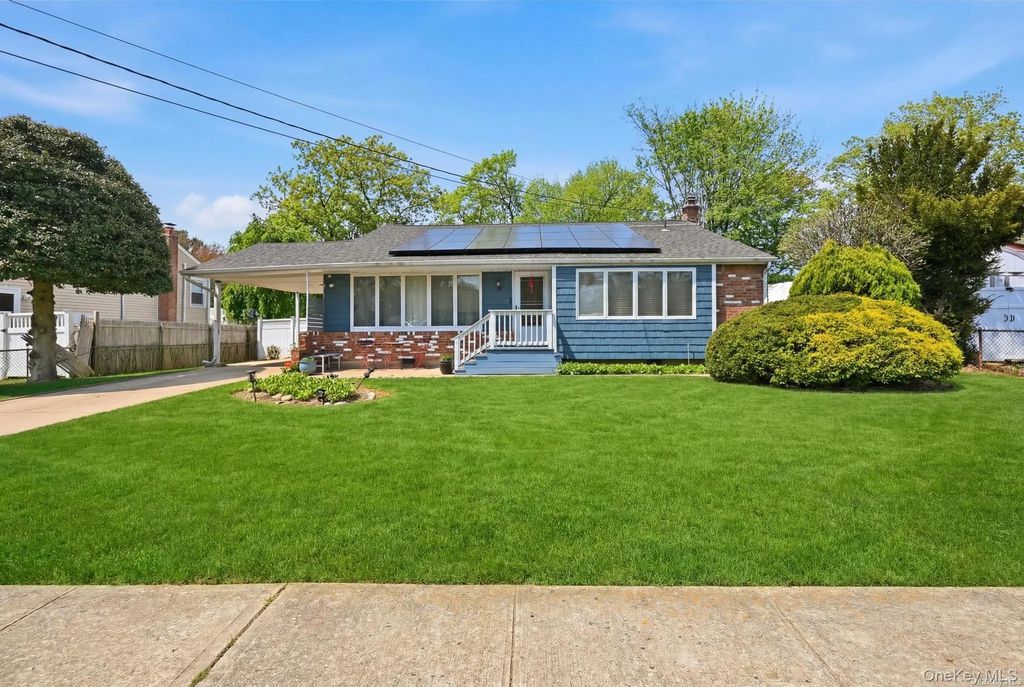 23 Glenwood Lane, Huntington