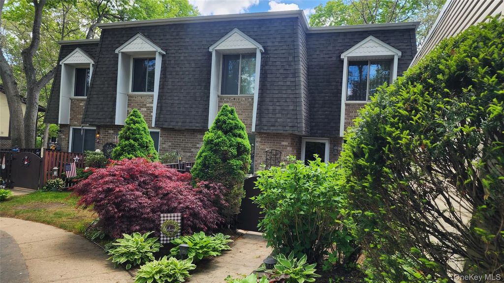 175 Cambridge Drive, Port Jefferson Station