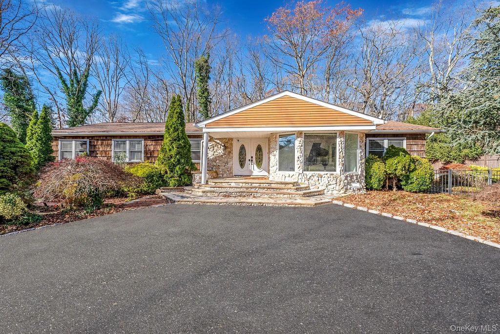 25 Farmington Lane, Melville