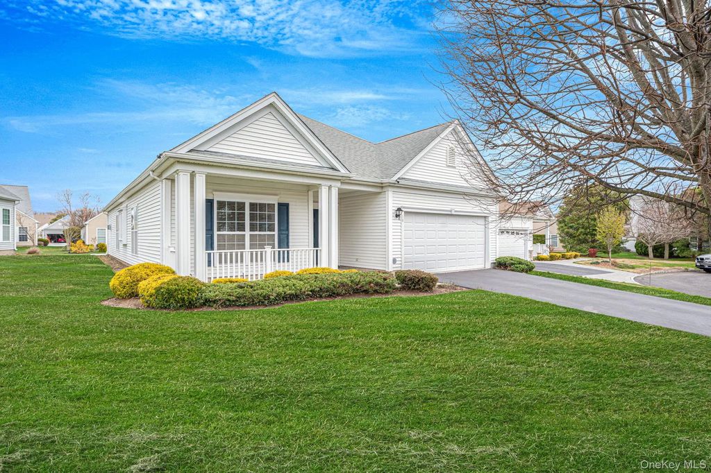 16 Oakhurst Court, Mount Sinai