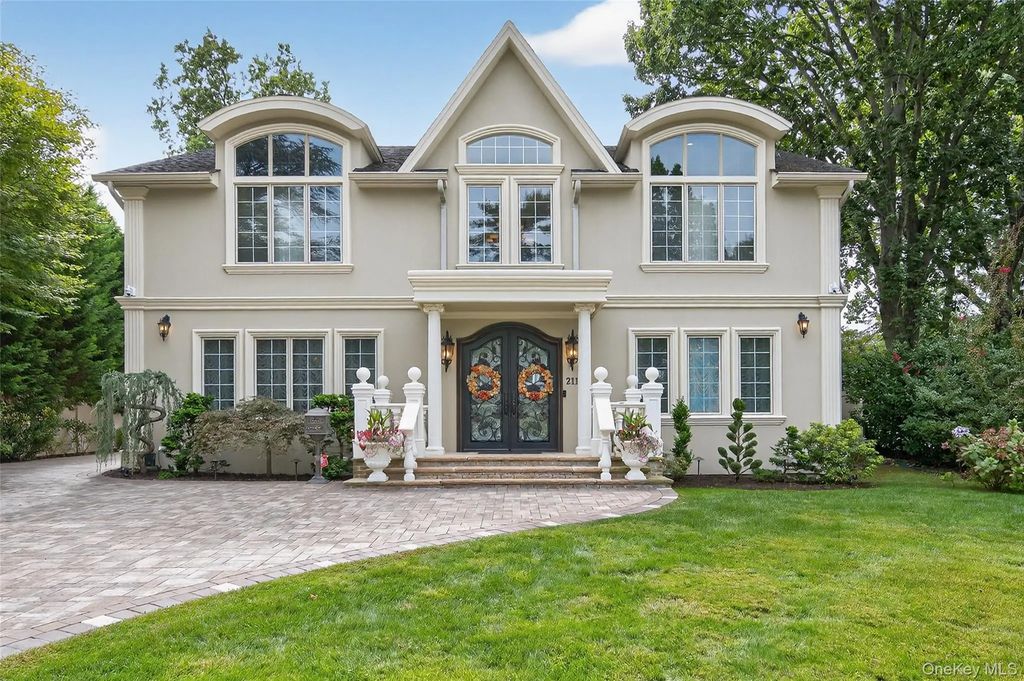 211 Hillturn Lane, Roslyn Heights