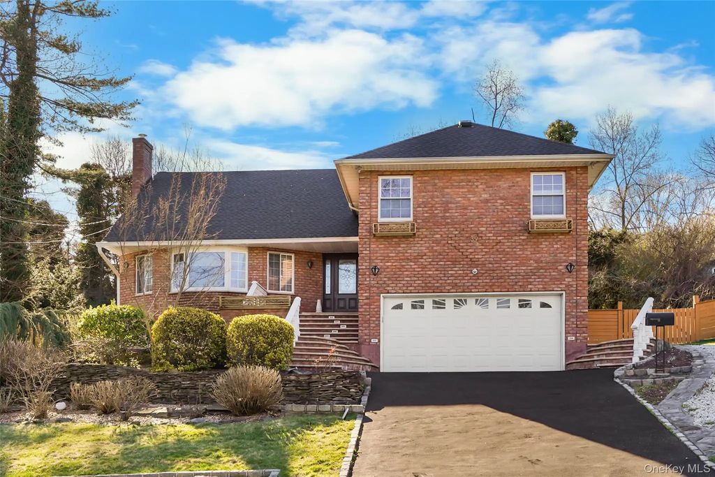 39 Oakdale Road, Roslyn Heights