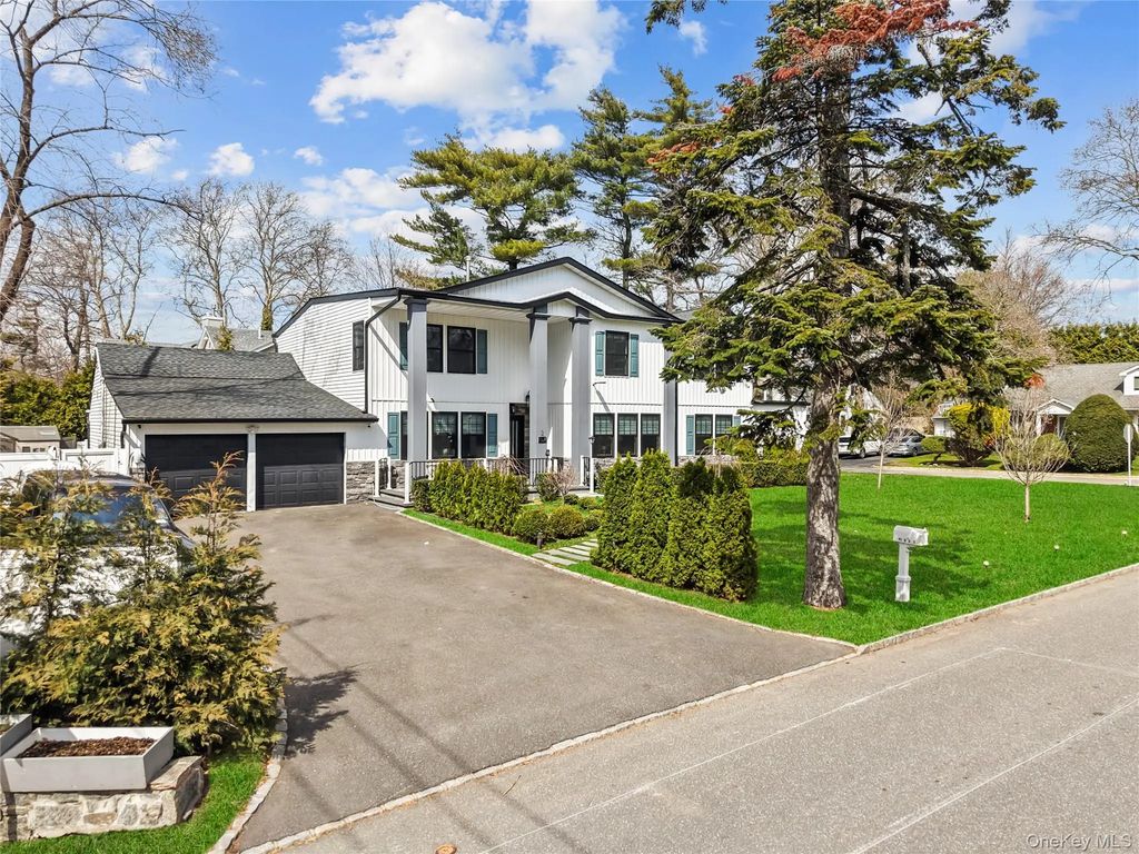 2 Pine Drive S, Roslyn