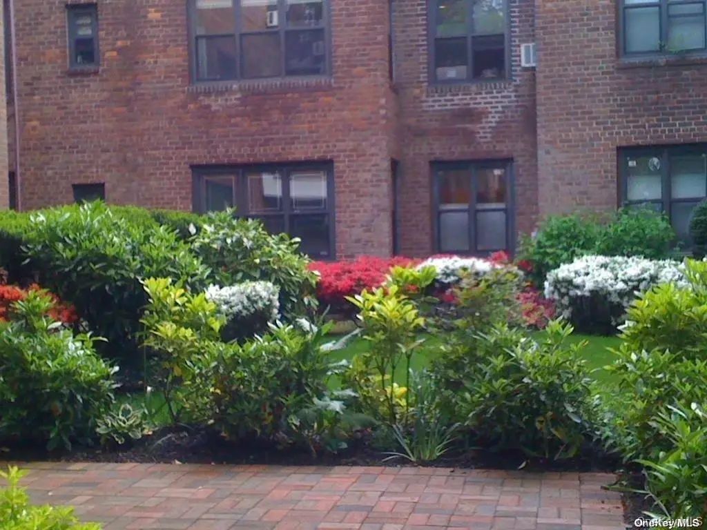 2 Town House Place # 1j, Great Neck