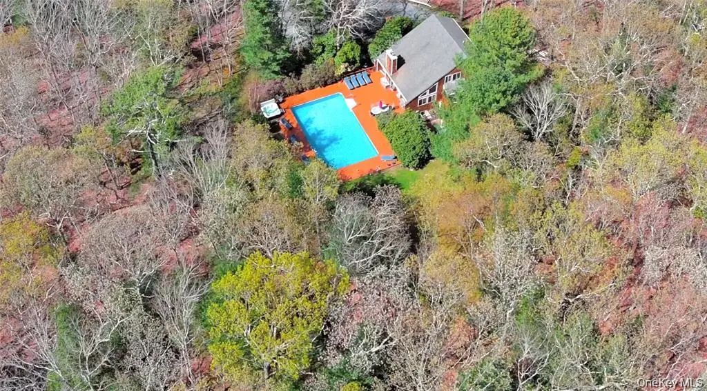 27 Ely Brook Road, East Hampton