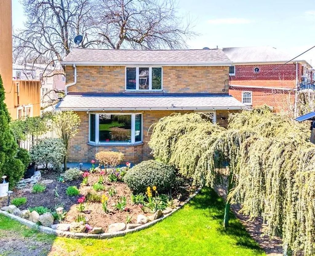 17-02 Clintonville Street, Whitestone