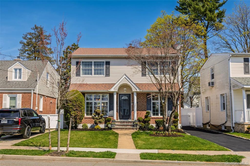 416 Argyle Road, Mineola