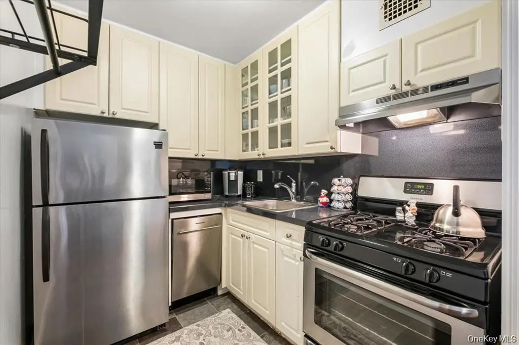 33 Barker Avenue # 2j, White Plains